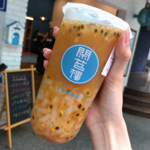 青と白の可愛いドリンクスタンド 閑茗樓 の美味しいドリンク 台湾遊びマップ
